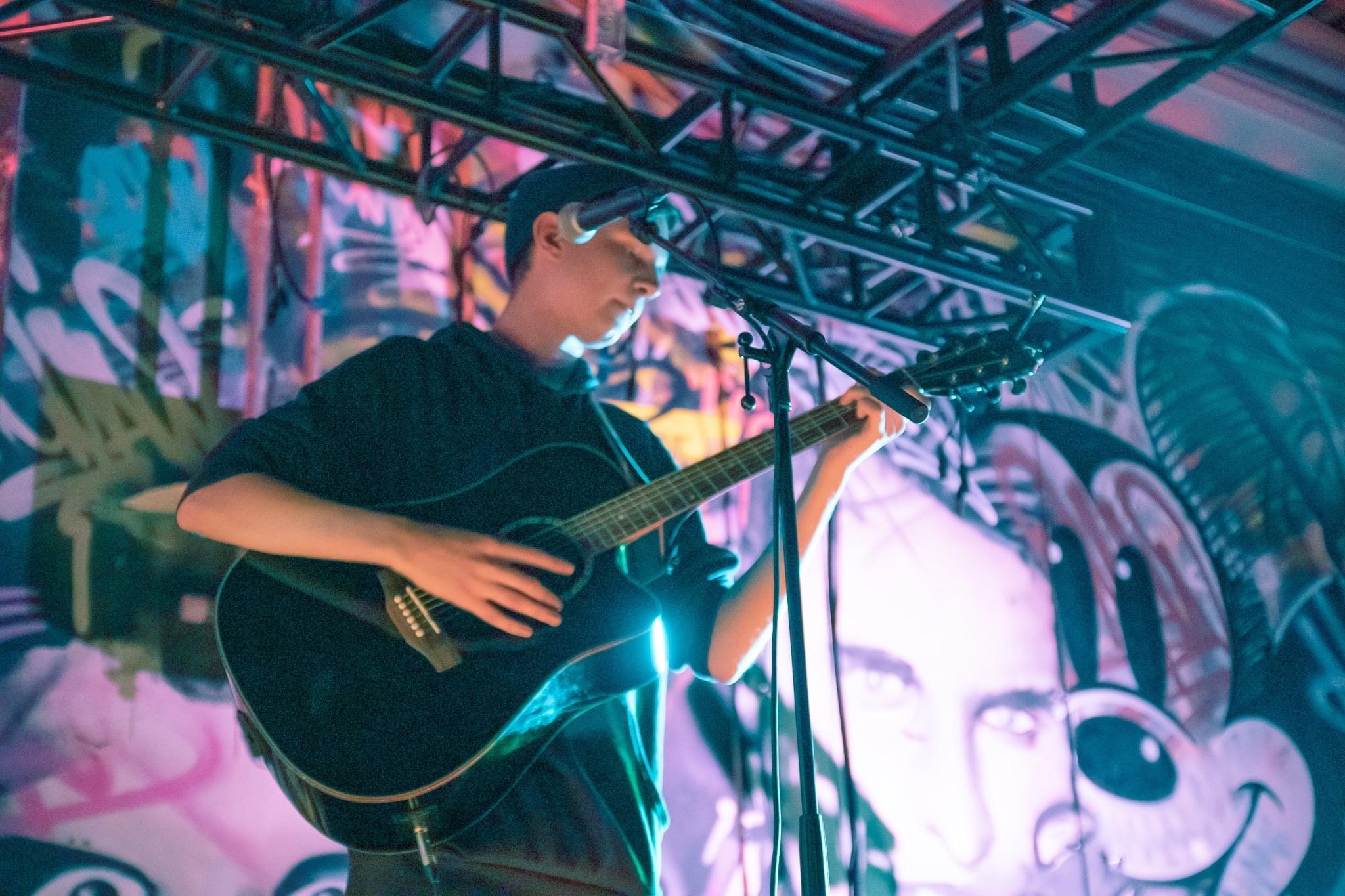 Sigurd Ferdinand playing guitar on a stage